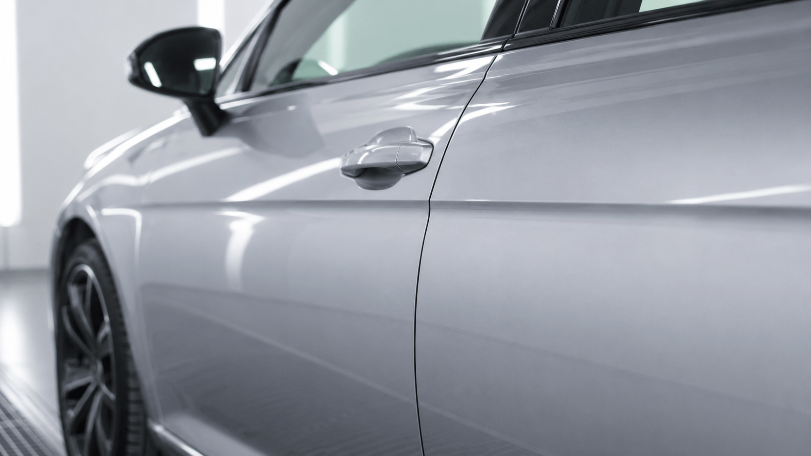 Makellos lackierte silbergraue Autot&uuml;r nach der Smart-Repair-Behandlung.