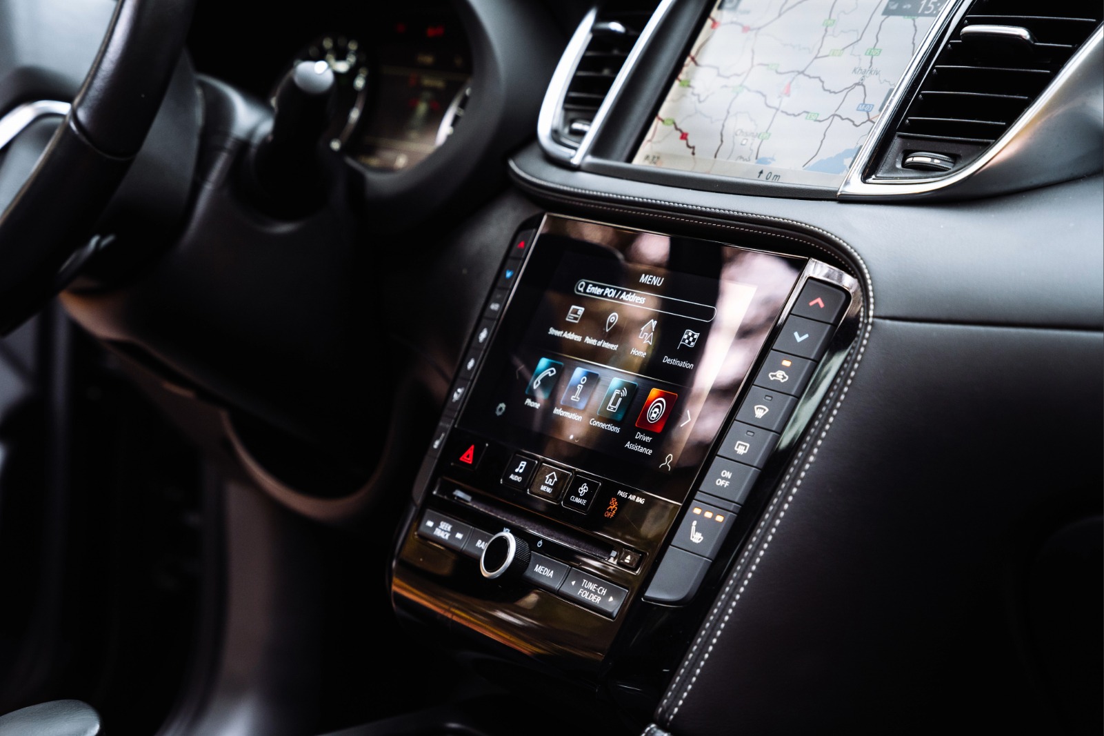 Modernes Fahrzeugcockpit mit Navigationssystem und Bedienelementen f&uuml;r Fahrerassistenzsysteme.