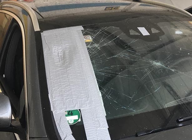 Kaputte Windschutzscheibe eines Autos