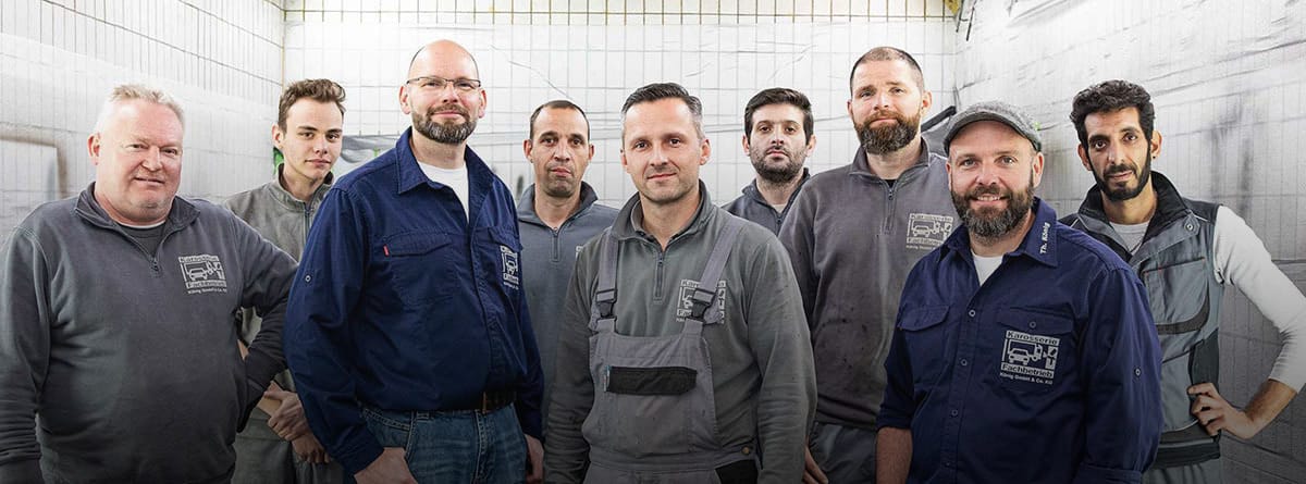Das Team des Karosseriefachbetriebs König in Düsseldorf