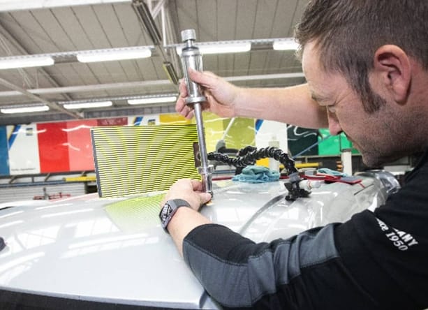 Reparatur eines Autodaches bei Karosserie König